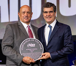 Tom Toner (left) presented the Steelmaker of the Year Award to Máximo Vedoya (right).